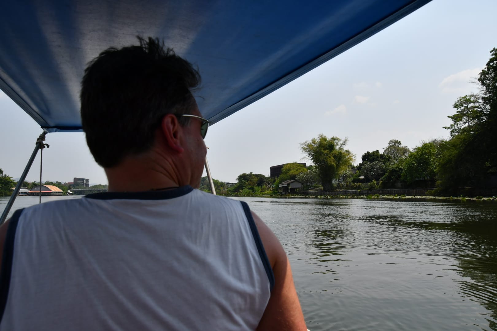 Promenade en Long Tail Boat sur la Rivière Kwai : Une Expérience reposante