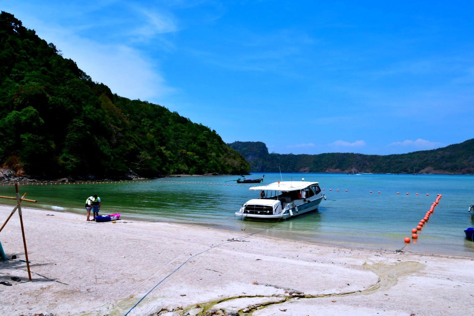 Koh Phi Phi Don : Un Mélange de Nature et de Fête