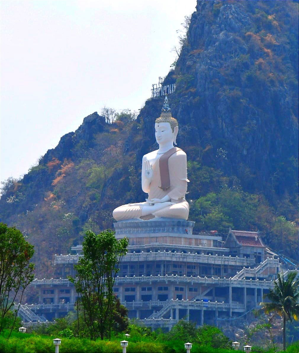  Le grand Bouddha du Wat Tham Khao Laem