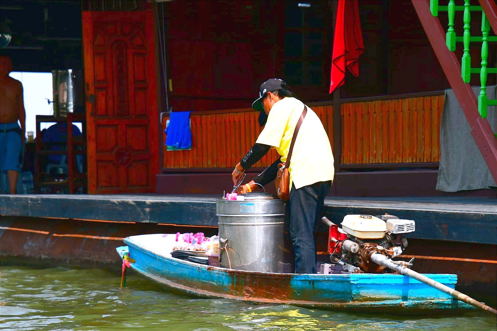 Un marchand de glaces ambulant passe de bateau en bateau pour vendre ses desserts. La version thaï de nos camionnettes !