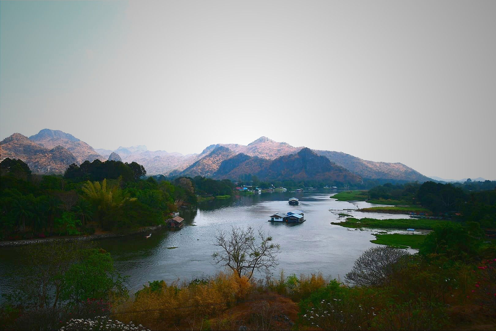 Vue sur la rivière Kwai -  photo prise lors de la pause prévue initialement pour visiter le Wat Tham Khao Pun