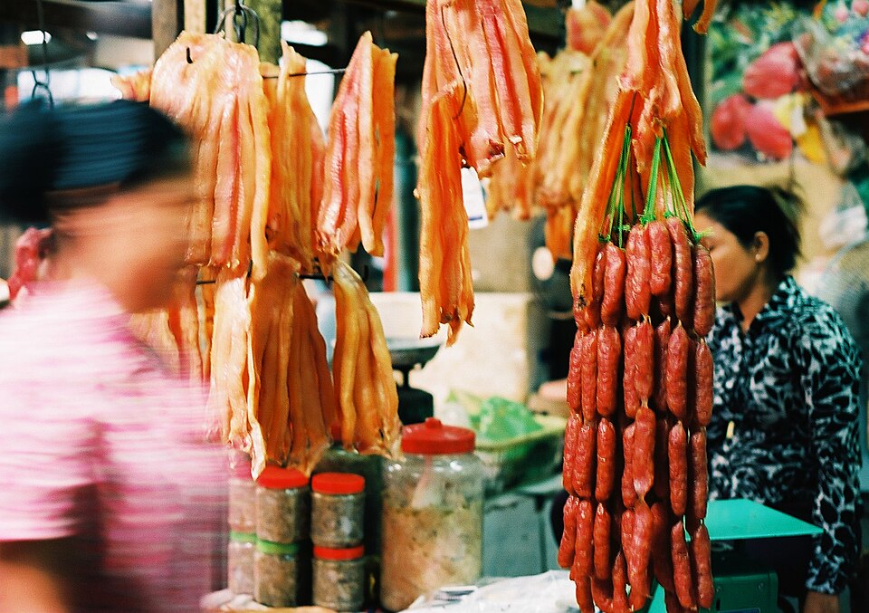 Étal de viandes séchées et de saucisses au marché russe de Phnom Penh