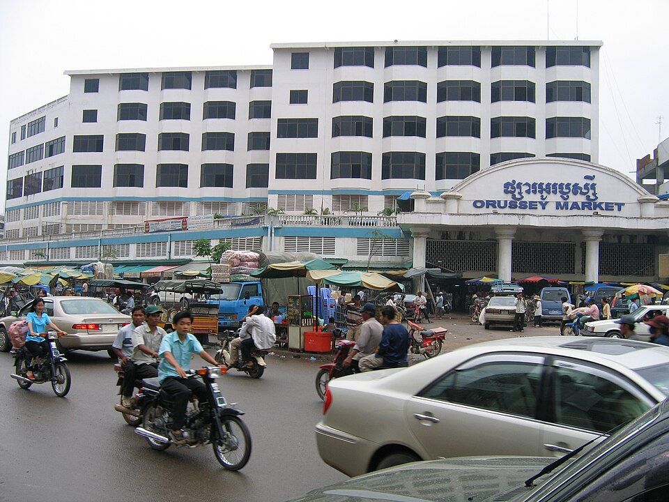 Entrée principale du marché Orussey à Phnom Penh, devant une rue animée