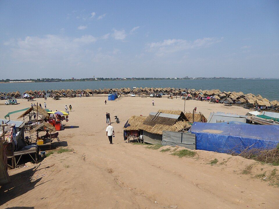 Paillotes installées sur une plage de l’île de Koh Dach, au bord du Mékong près de Phnom Penh