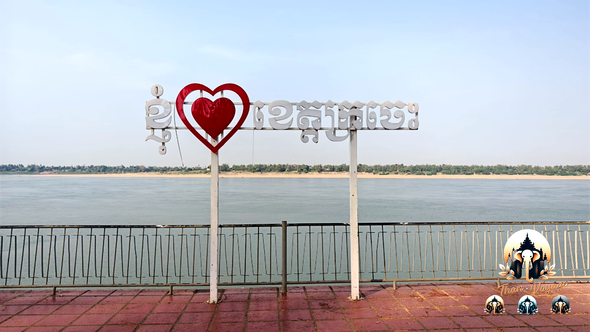 Panneau "I love Kratie" écrit en khmer sur la promenade de Kratie face au Mékong