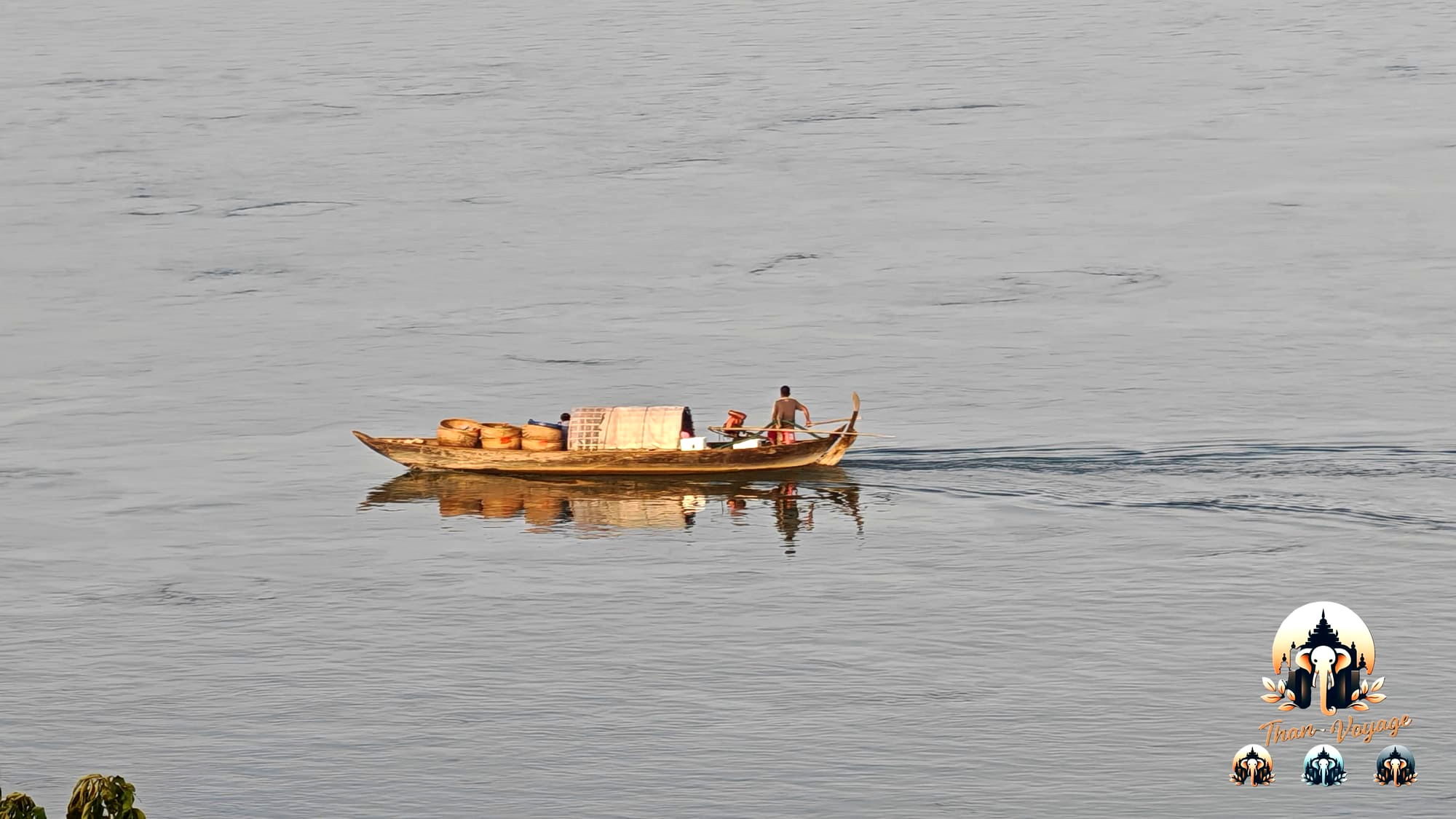 Barque transportant des marchandises sur le Mékong à Kratie