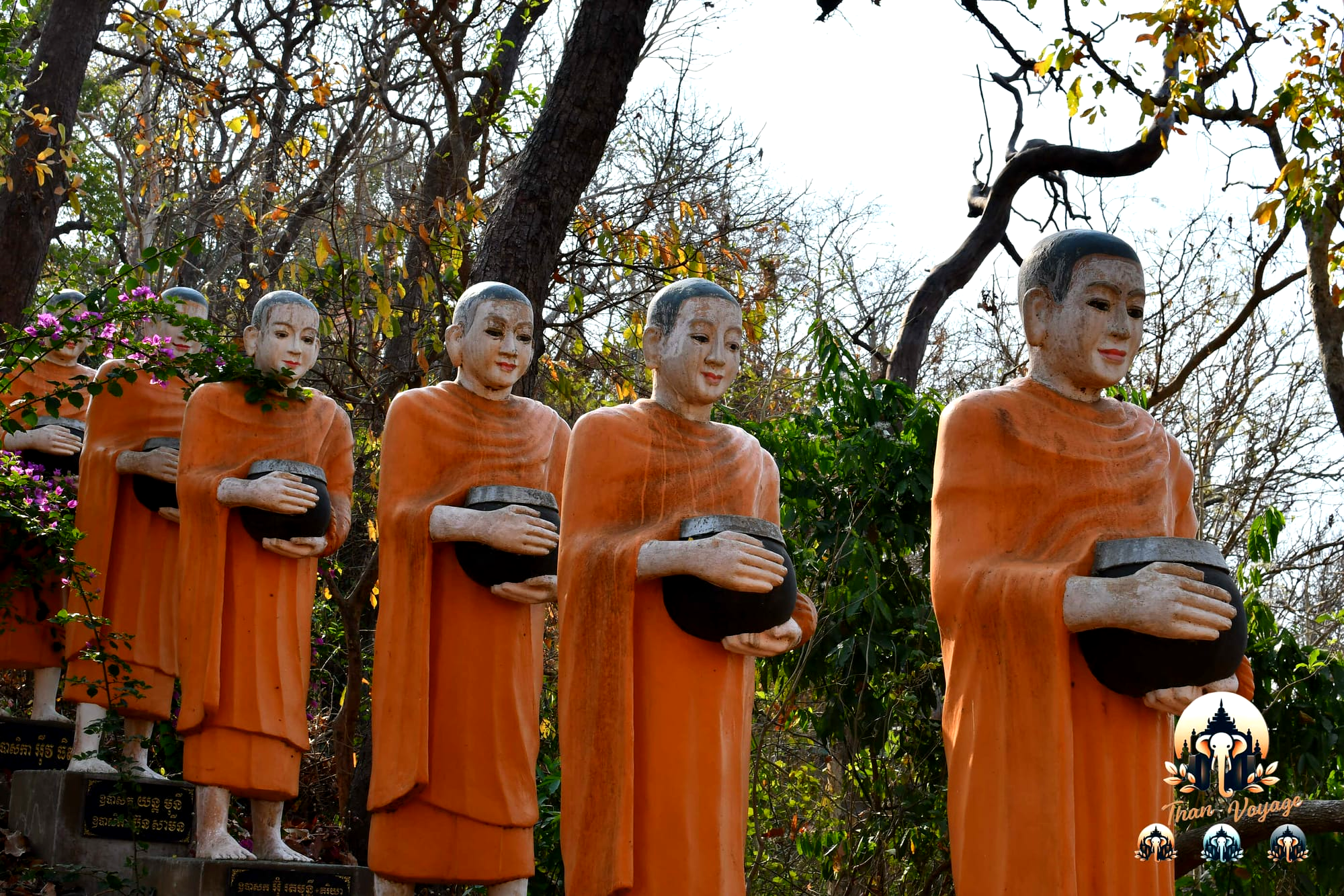 Statues de moines bouddhistes à Phnom Sambok