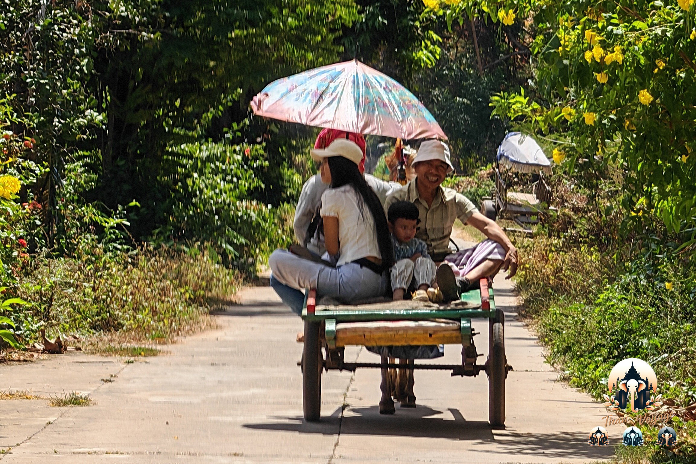 Famille se déplaçant en carriole dans la campagne de Kratie