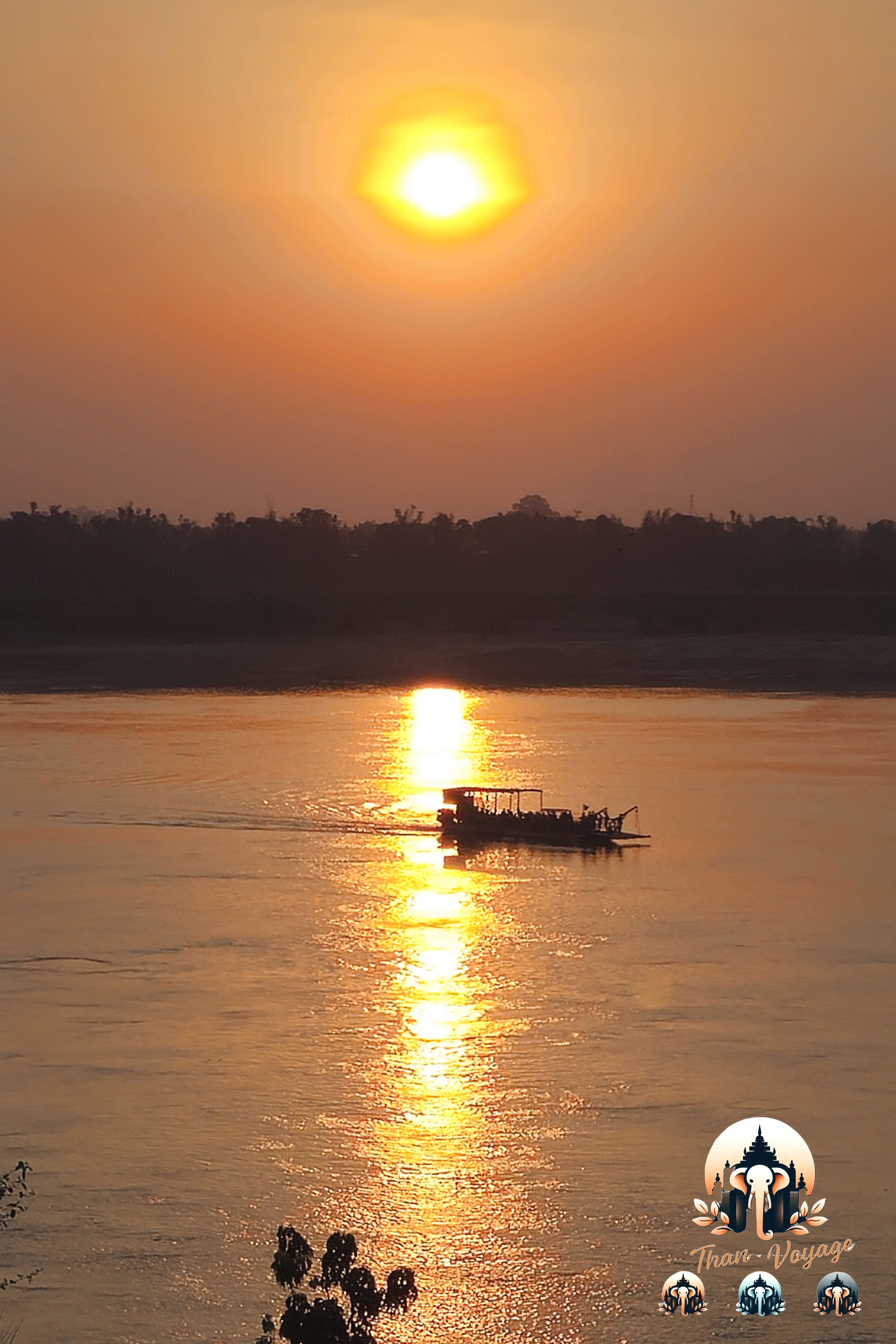 Bateau sur le Mékong au coucher du soleil à Kratie