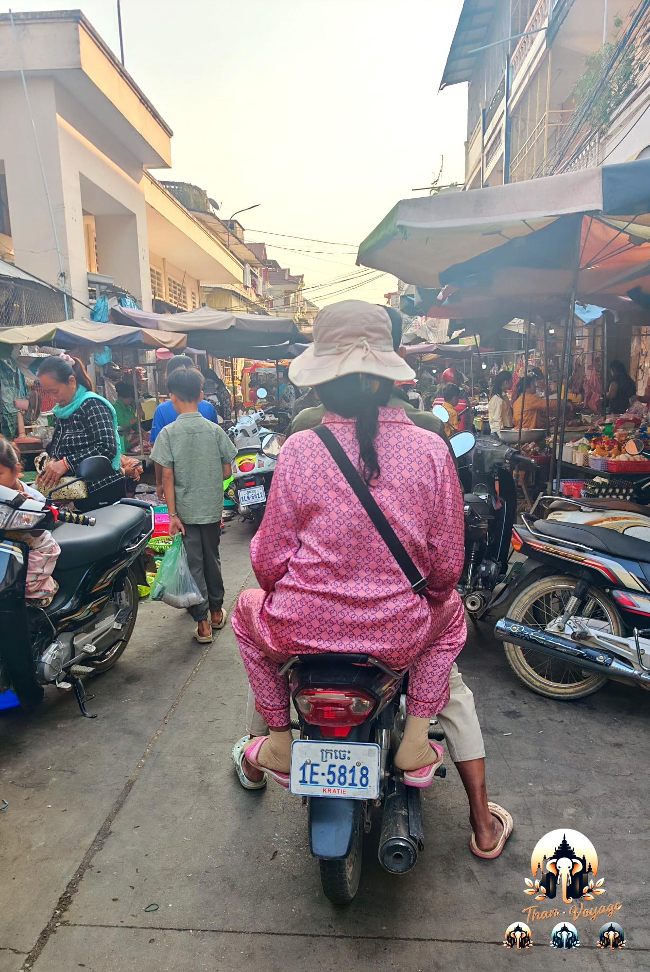 Circulation dans le marché du centre-ville de Kratie