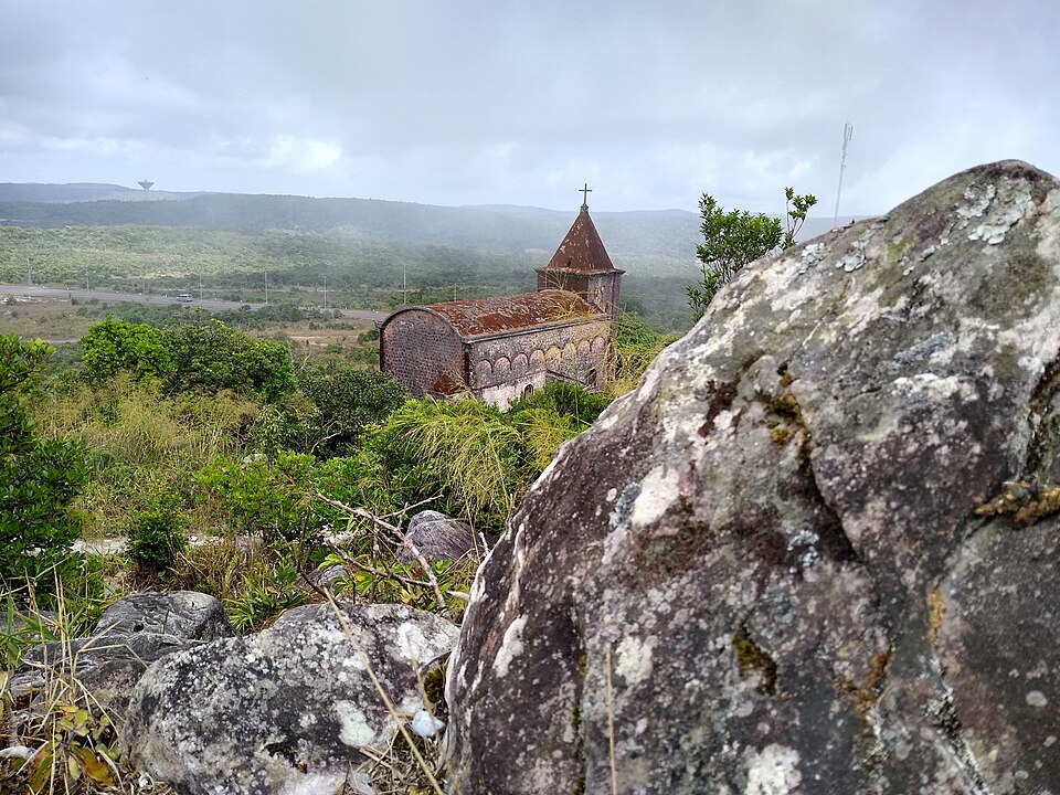 Ancienne église catholique en pierre située sur le plateau du Bokor au Cambodge.