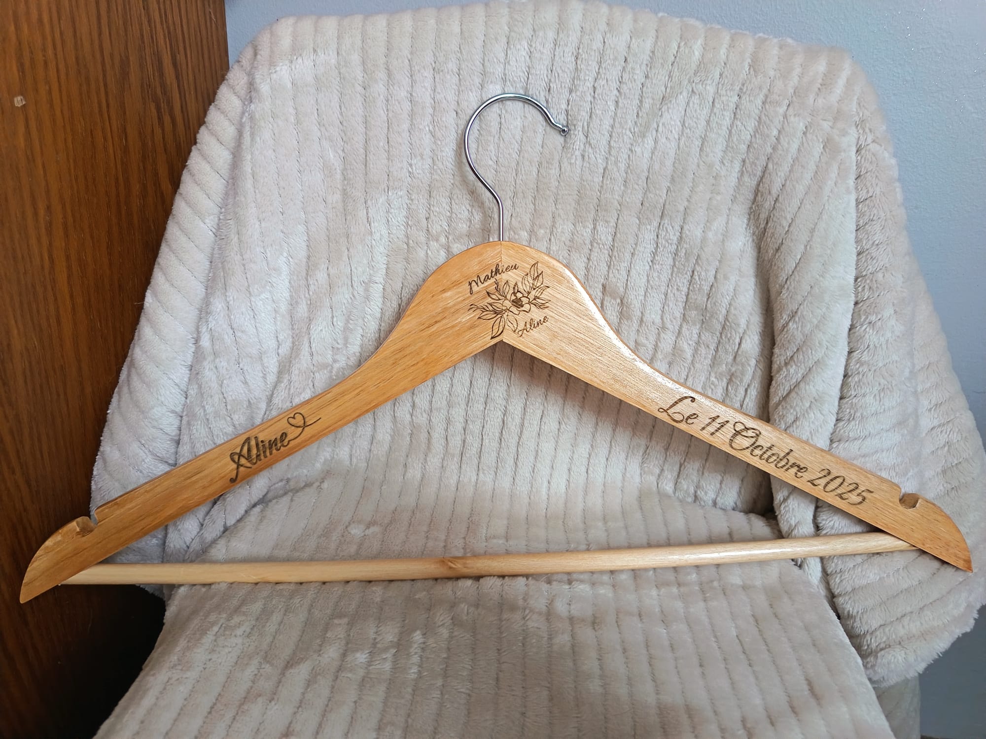 Cintres en bois personnalisés