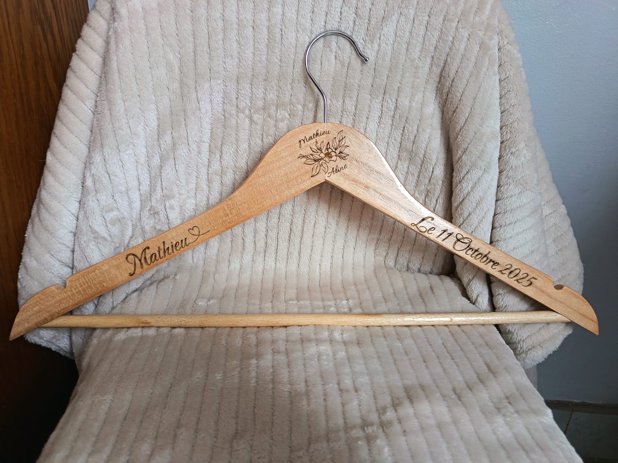 Cintres en bois personnalisés