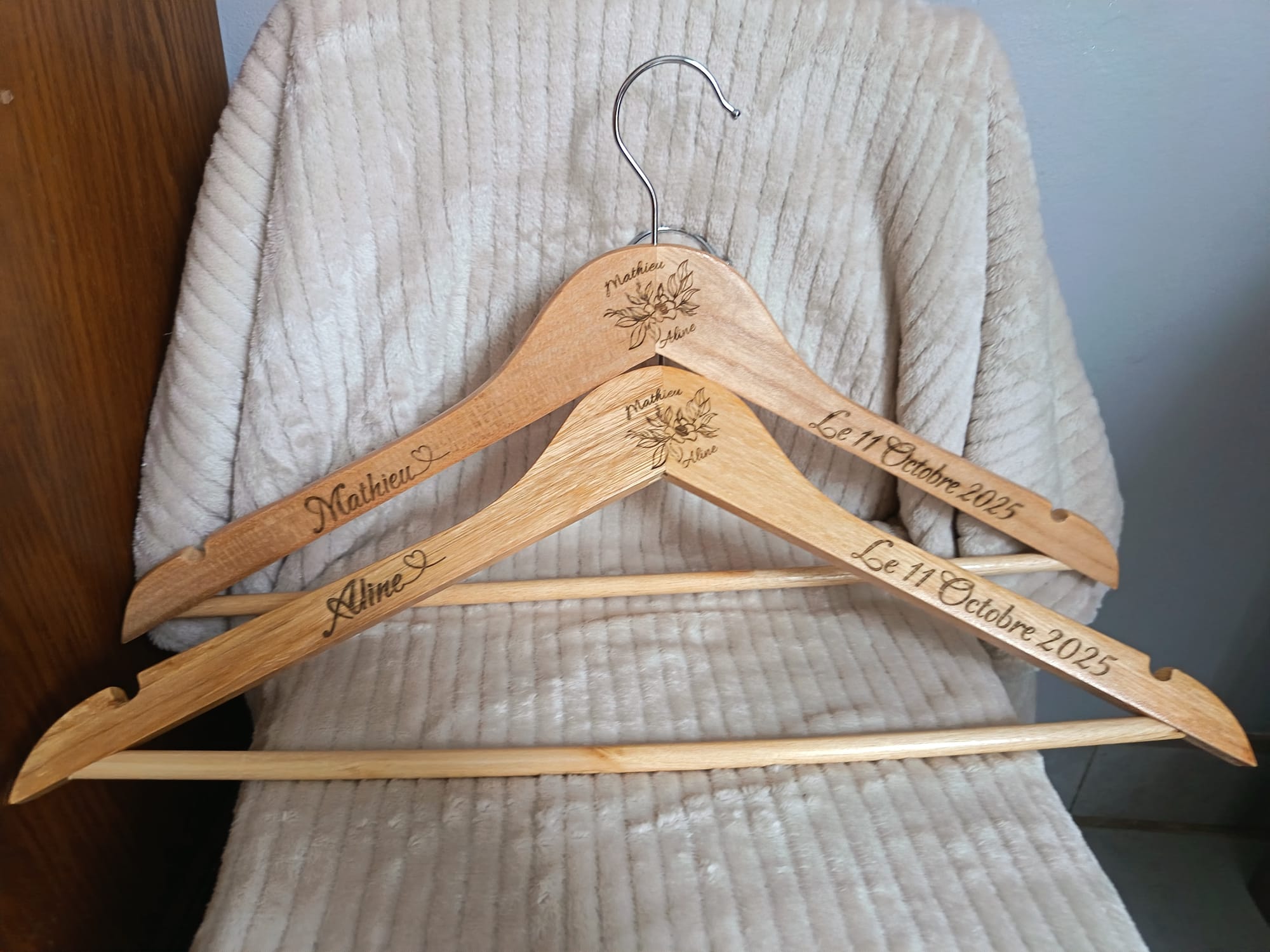 Cintres en bois personnalisés