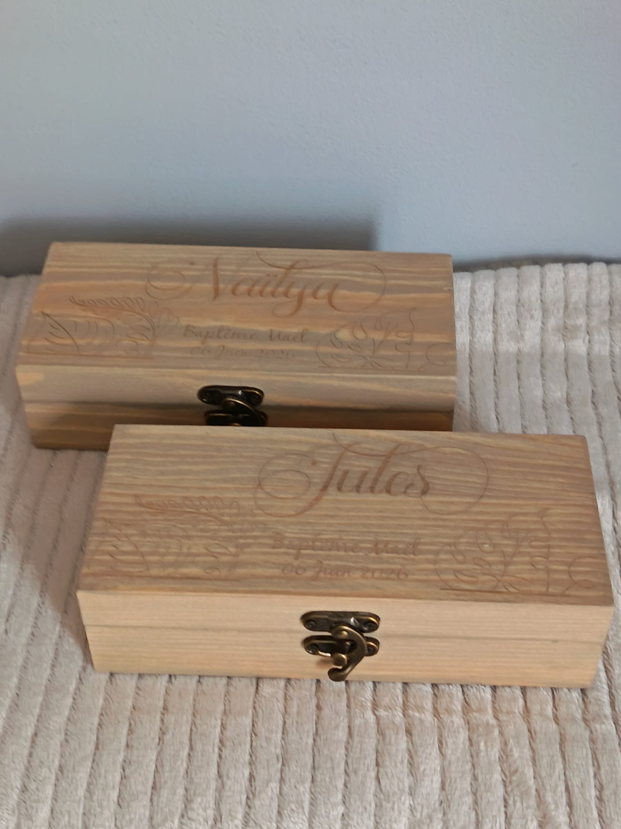 Boîte en bois de pin personnalisée