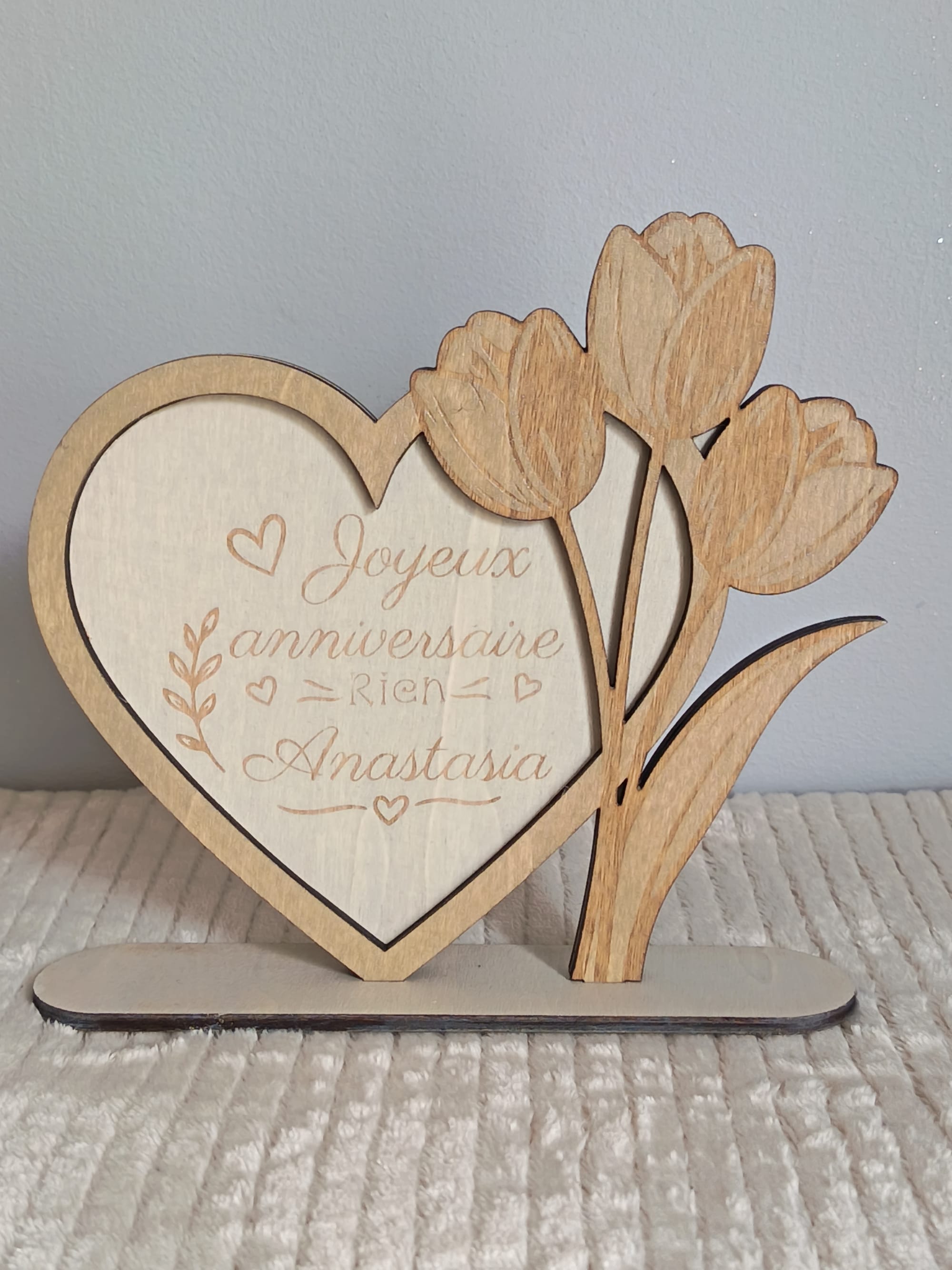support en bois personnalisé avec son cœur et ses tulipes gravés.