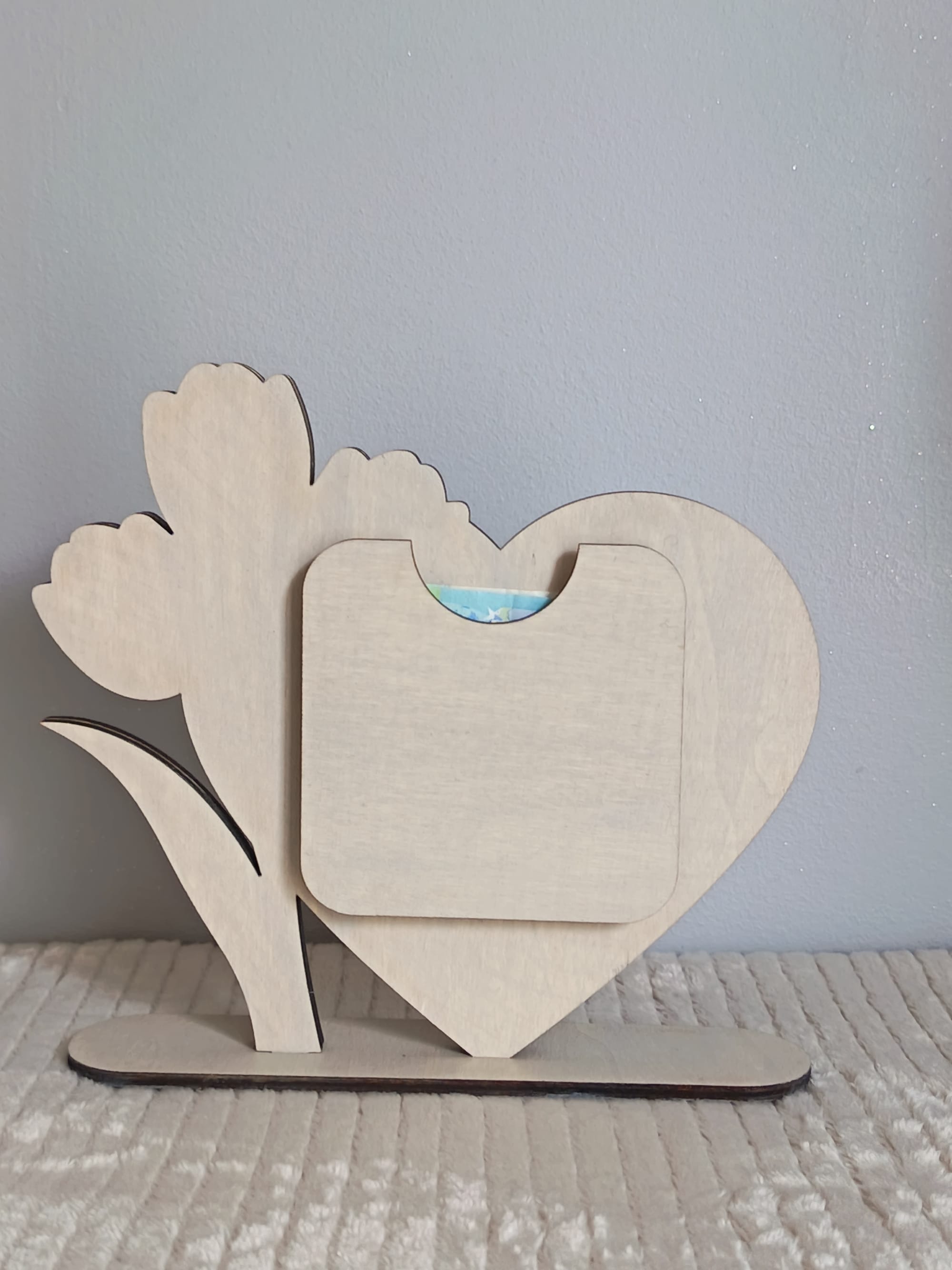 support en bois personnalisé avec son cœur et ses tulipes gravés.