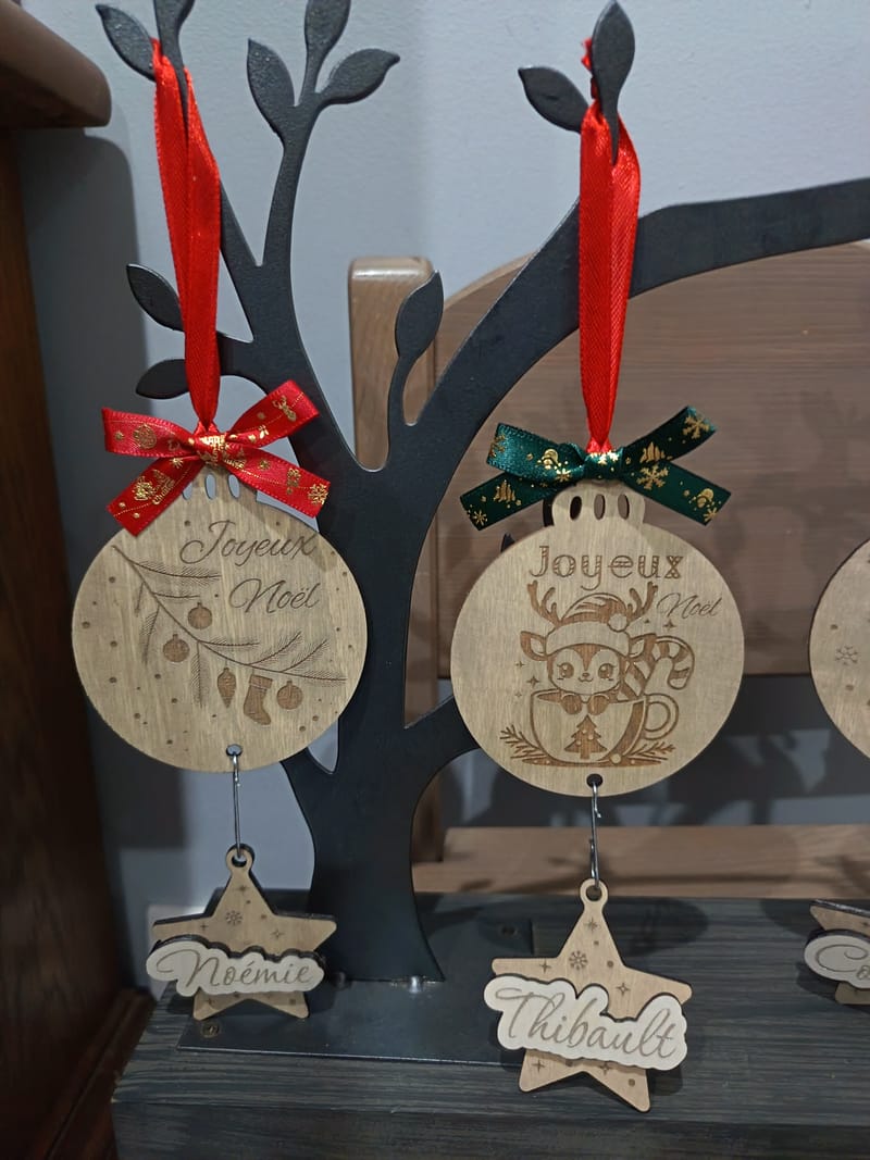 Boules de noël en bois personnalisées