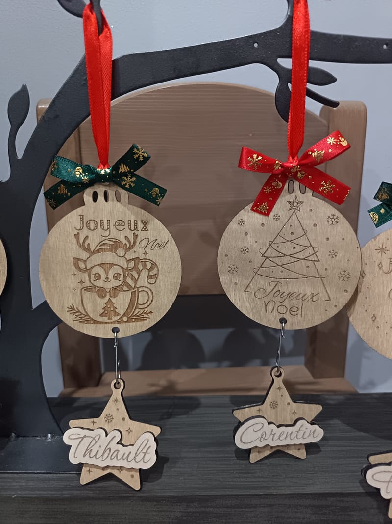 Boules de noël en bois personnalisées
