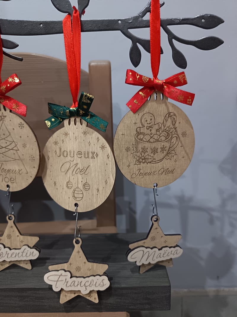 Boules de noël en bois personnalisées