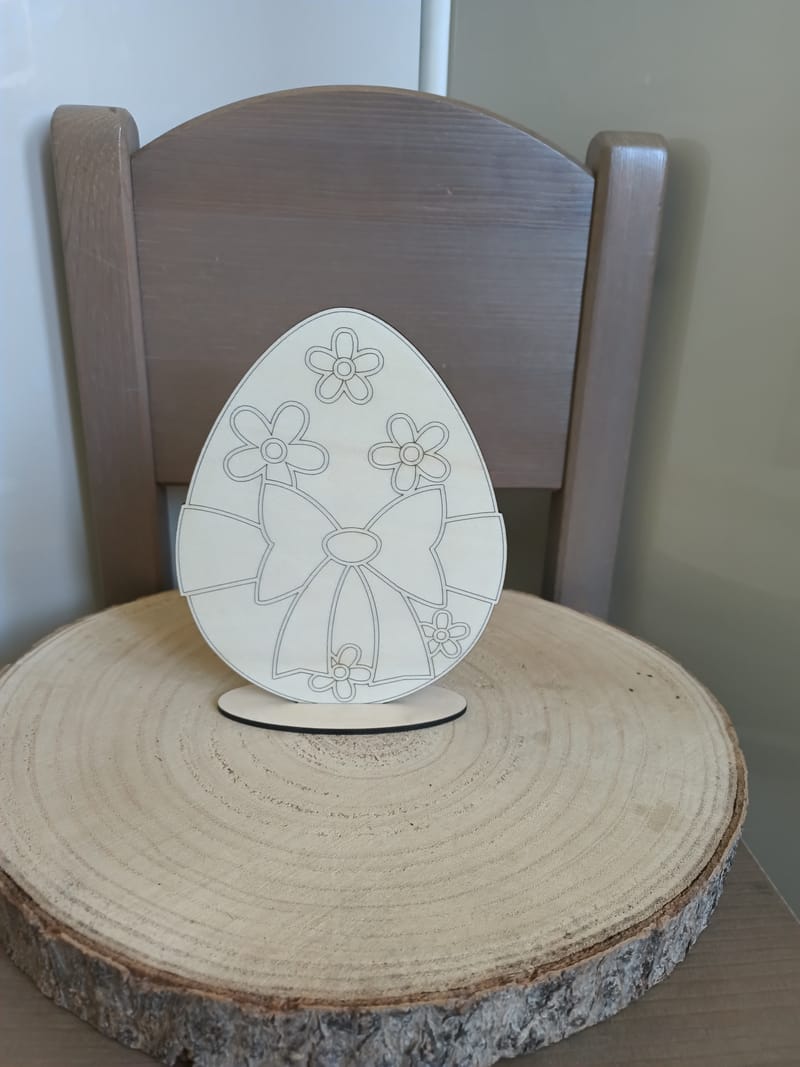 Œufs de Pâques à peindre en statuette