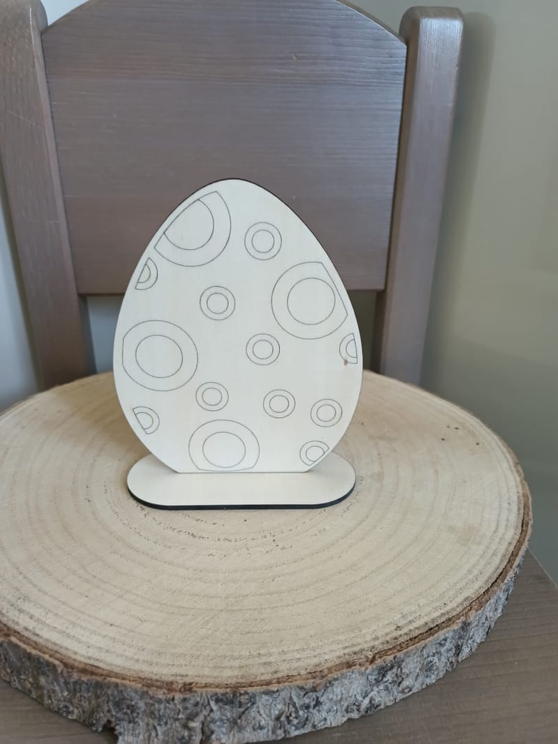 Œufs de Pâques à peindre en statuette
