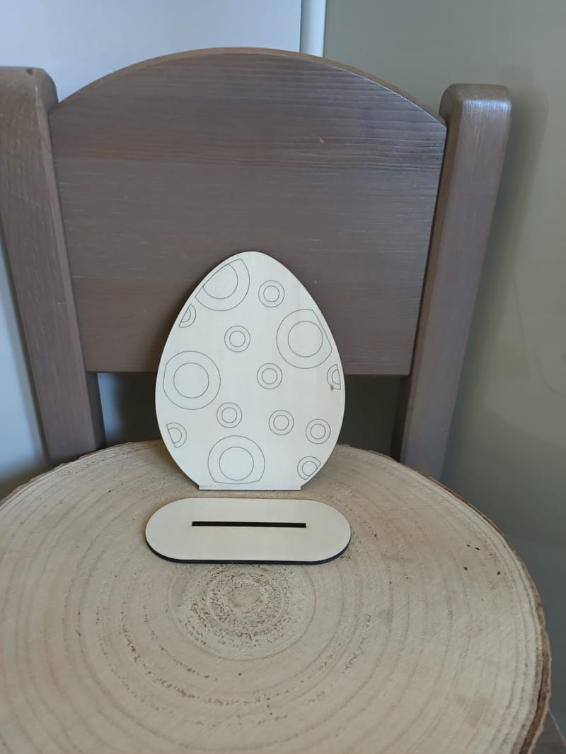Œufs de Pâques à peindre en statuette