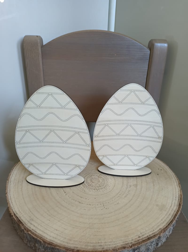 Œufs de Pâques à peindre en statuette