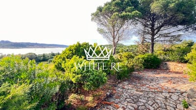 Villa vista mare:  un’icona di Armonia e Versatilità tra Roccia e Smeraldo
