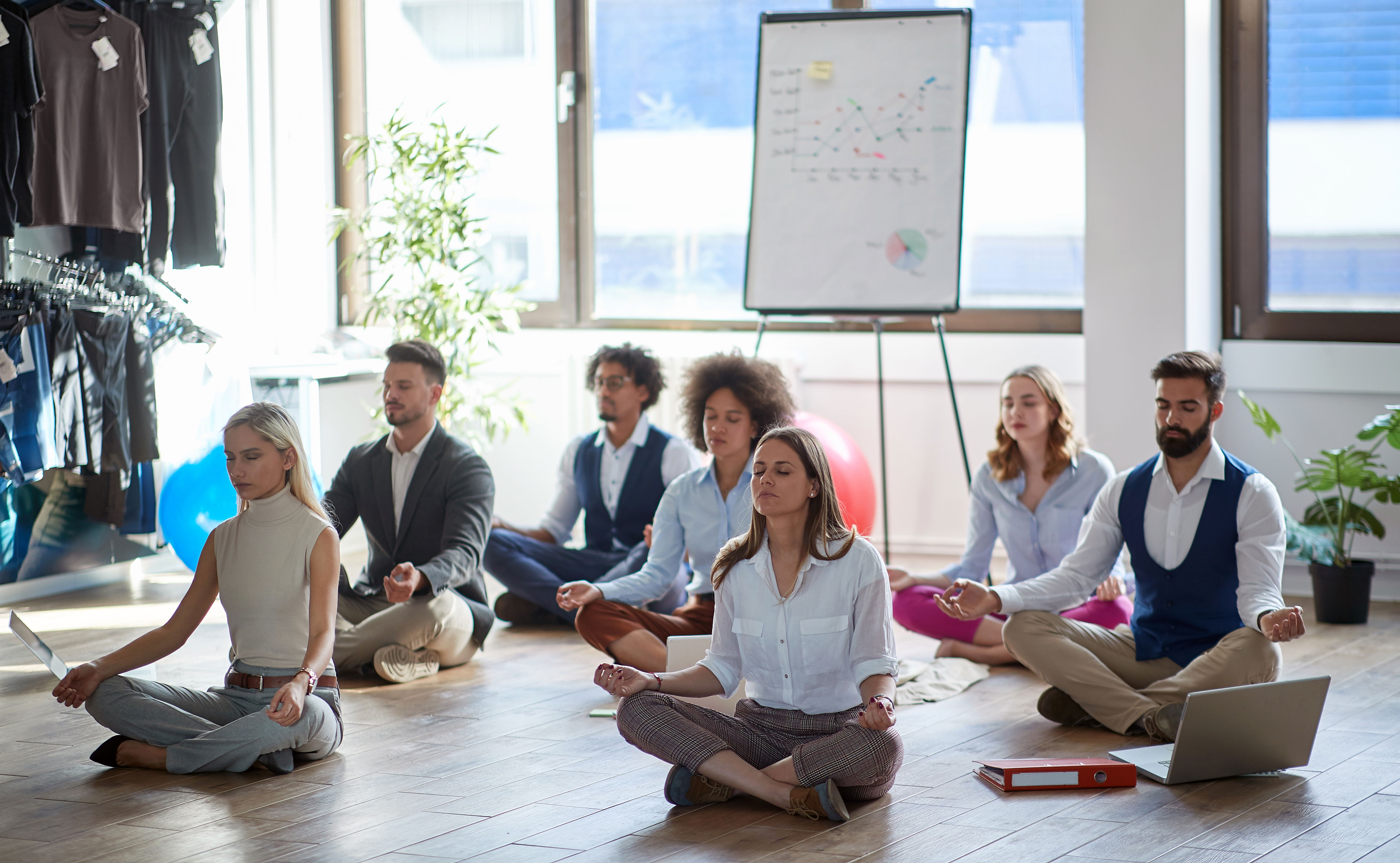 Collaborateurs en méditation pour gérer le stress et prévenir le burn-out.