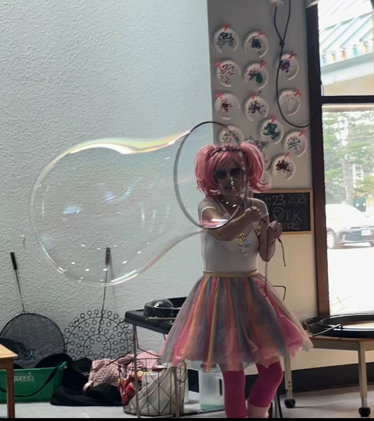 Entertainer Making Giant Bubble – Toronto Birthday Party