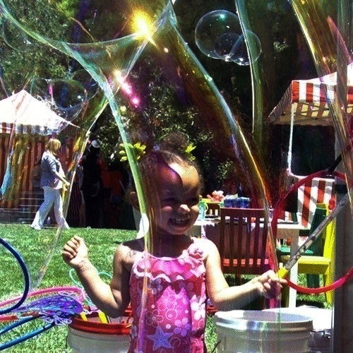 children enjoying outdoor bubble show in Toronto with giant bubbles and interactive bubble entertainment