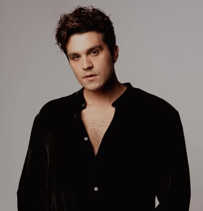 Após férias com a mulher e a filha, Luan Santana exibe ensaio inédito e divulga agenda de shows