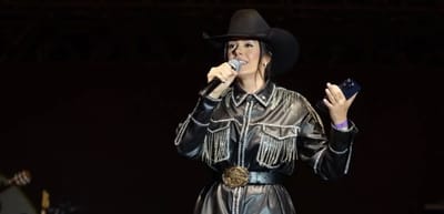 Marina Fabris conduz a cerimônia da festa de lançamento de Barretos 2025