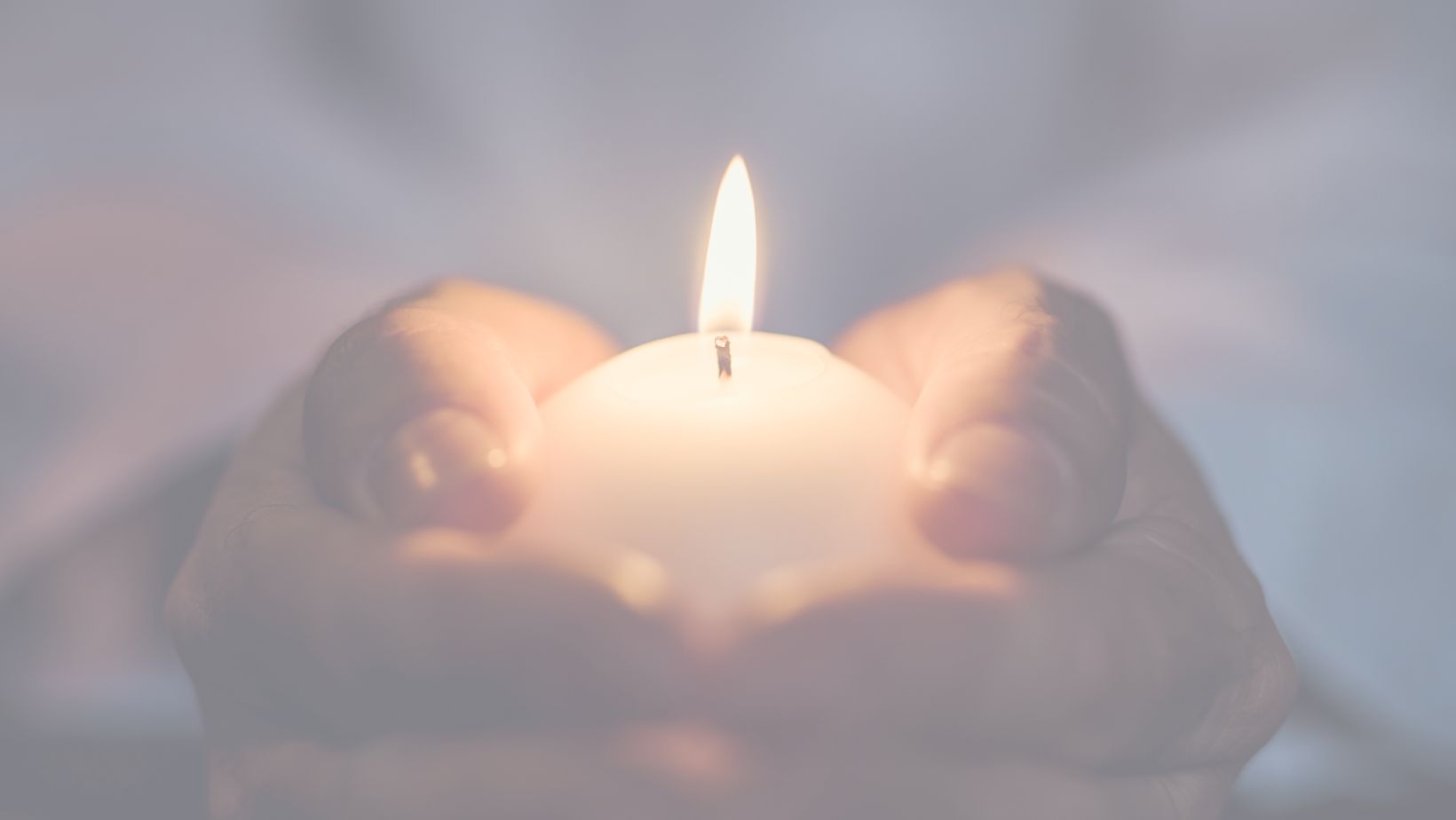 mani di donna che mostrano una candela accesa