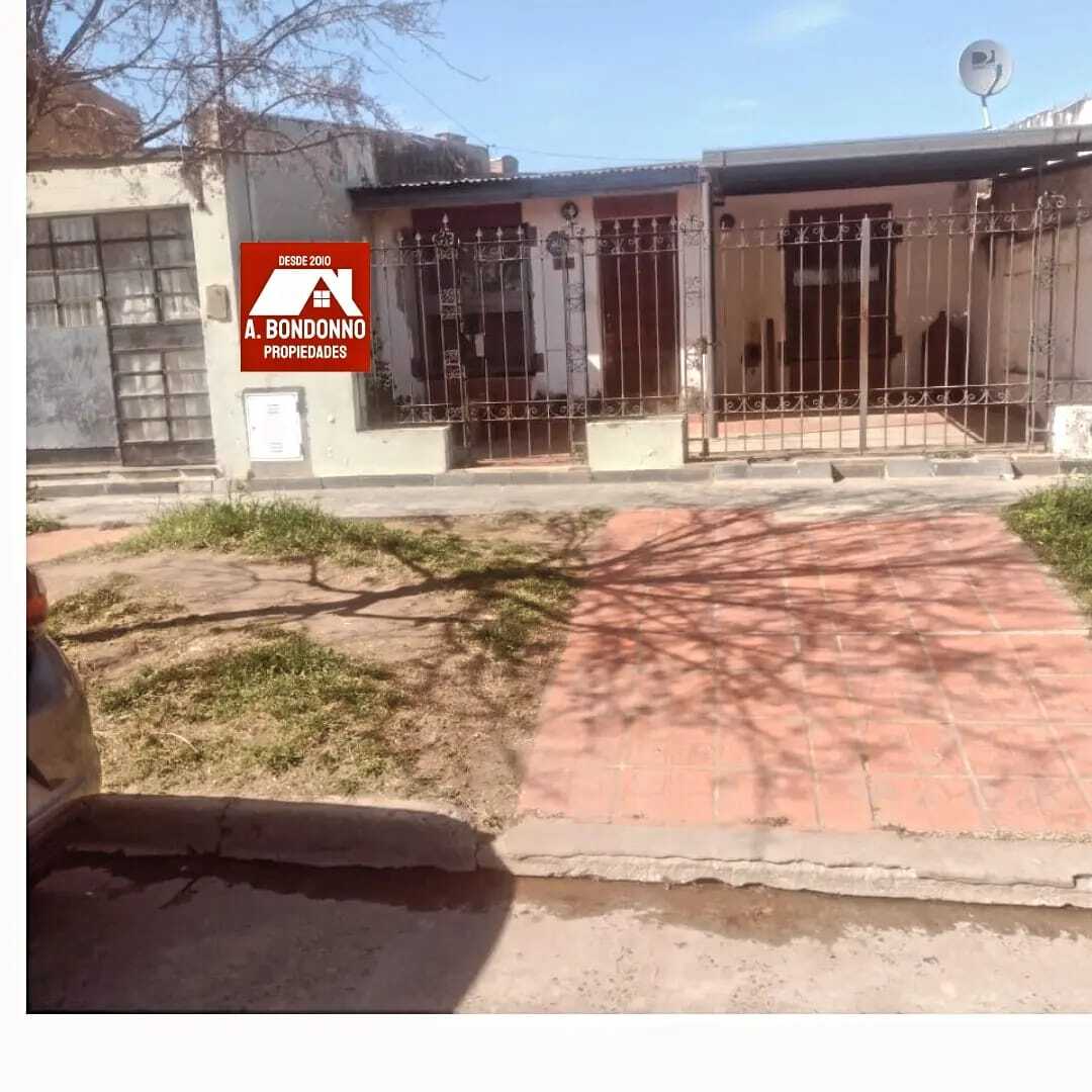 CASA en calle Sargento Cabral 294