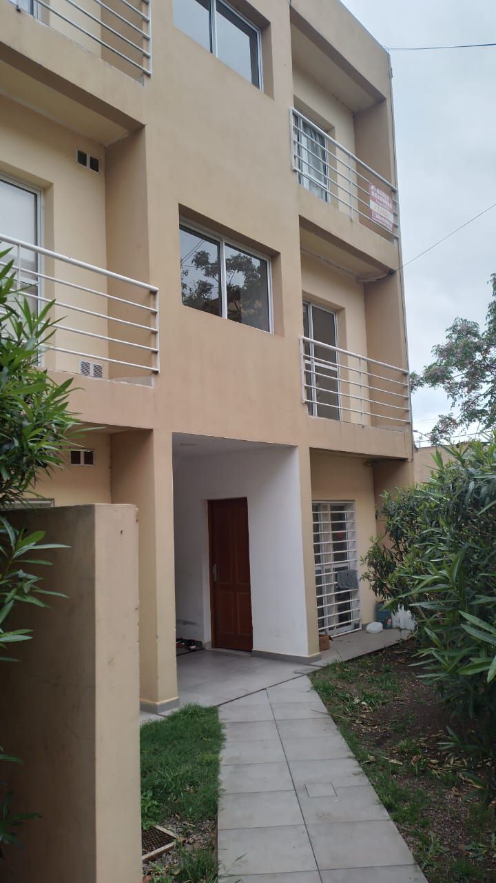 DEPTO EN VENTA- 2º piso    Calle Av. San Martìn 1161...