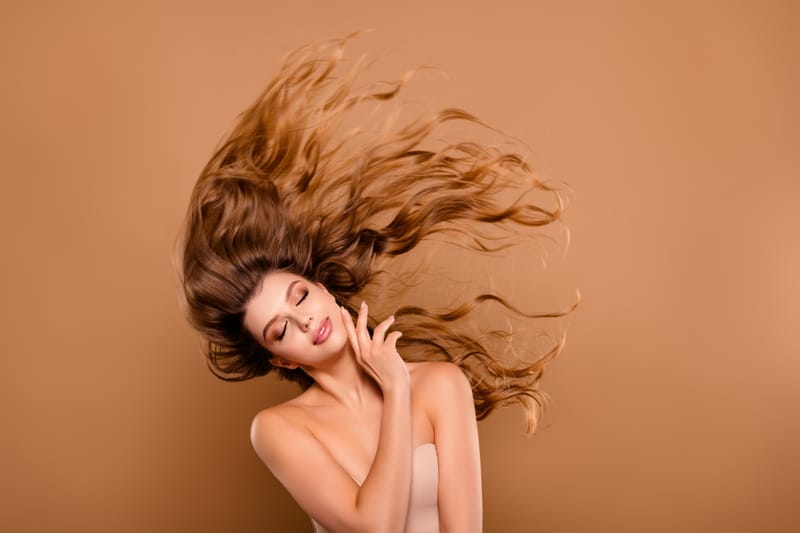 כל מה שרצית לדעת על תוספות שיער בשיטת הנוצה – והתשובות המלאות!