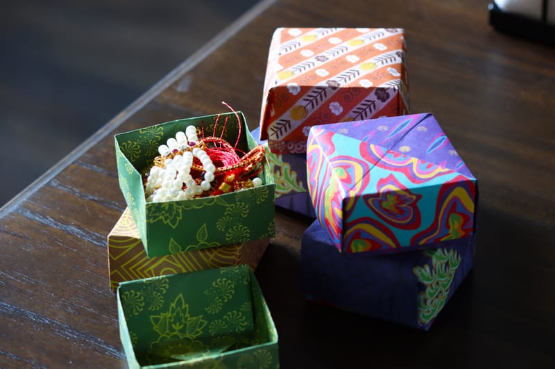 Atelier "origami : faire des boîtes cadeaux et des décorations de Noël"