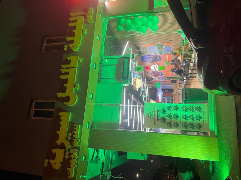 تأجير إضاءات وكشافات اليوم الوطني (شعللها أخضر وأبيض)نحول موقع احتفالك إلى لوحة وطنية مبهرة تسر الناظرين من خلال:كشافات المباني والواجهات الجدارية: كشافات LED بقوة إضاءة عالية لصبغ المباني والأسوار باللونين الأخضر والأبيض.إضاءات الحفلات والمناطق المفتوحة: إضاءات ليزر، كشافات متحركة (Moving Heads)، وإضاءات ستيج (Stage Lights) للمسارح والمنصات.إضاءات الزينة والديكور: حبال إضاءة وشبكات مضيئة باللون الأخضر لتزيين الاستراحات، الحدائق، والمداخل.