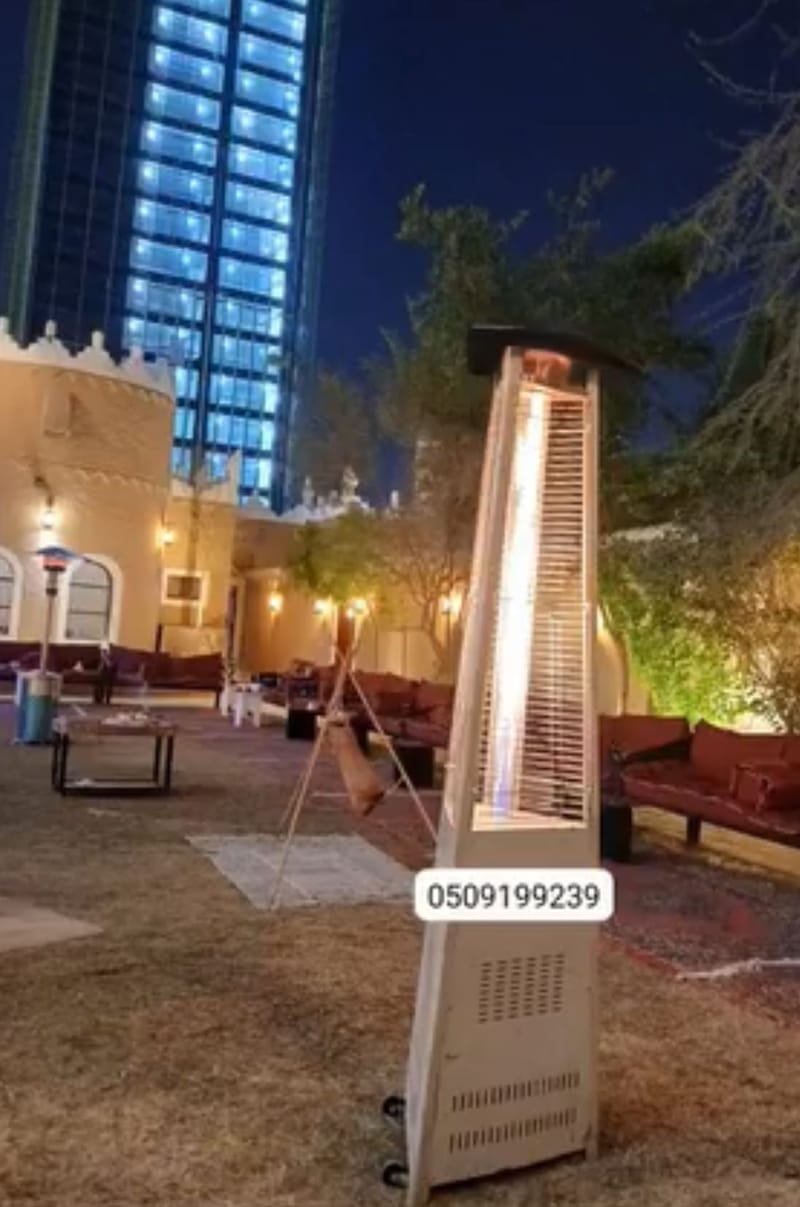 دفء وفخامة لمناسبتكم.. تأجير دفايات خارجية وهرمية لجميع الفعاليات بالرياض  مع دخول نفحات البرد وأجواء الشتاء الساحرة في الرياض، تصبح الجلسات الخارجية، الاستراحات، والحدائق هي المكان المفضل لالتقاء الأهل والأصحاب أو إقامة المناسبات السعيدة والافتتاحات. ولكن، لكي تضمن راحة ضيوفك واستمتاعهم بالحدث دون إزعاج من برودة الطقس، فإن تأمين التدفئة المناسبة هو السر الذي يضفي الدفء والرفاهية على حفلكم.