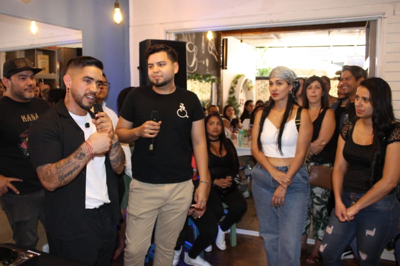 Charli Rodríguez Presenta su Marca Personal "Liozar" en  Quiroz Café