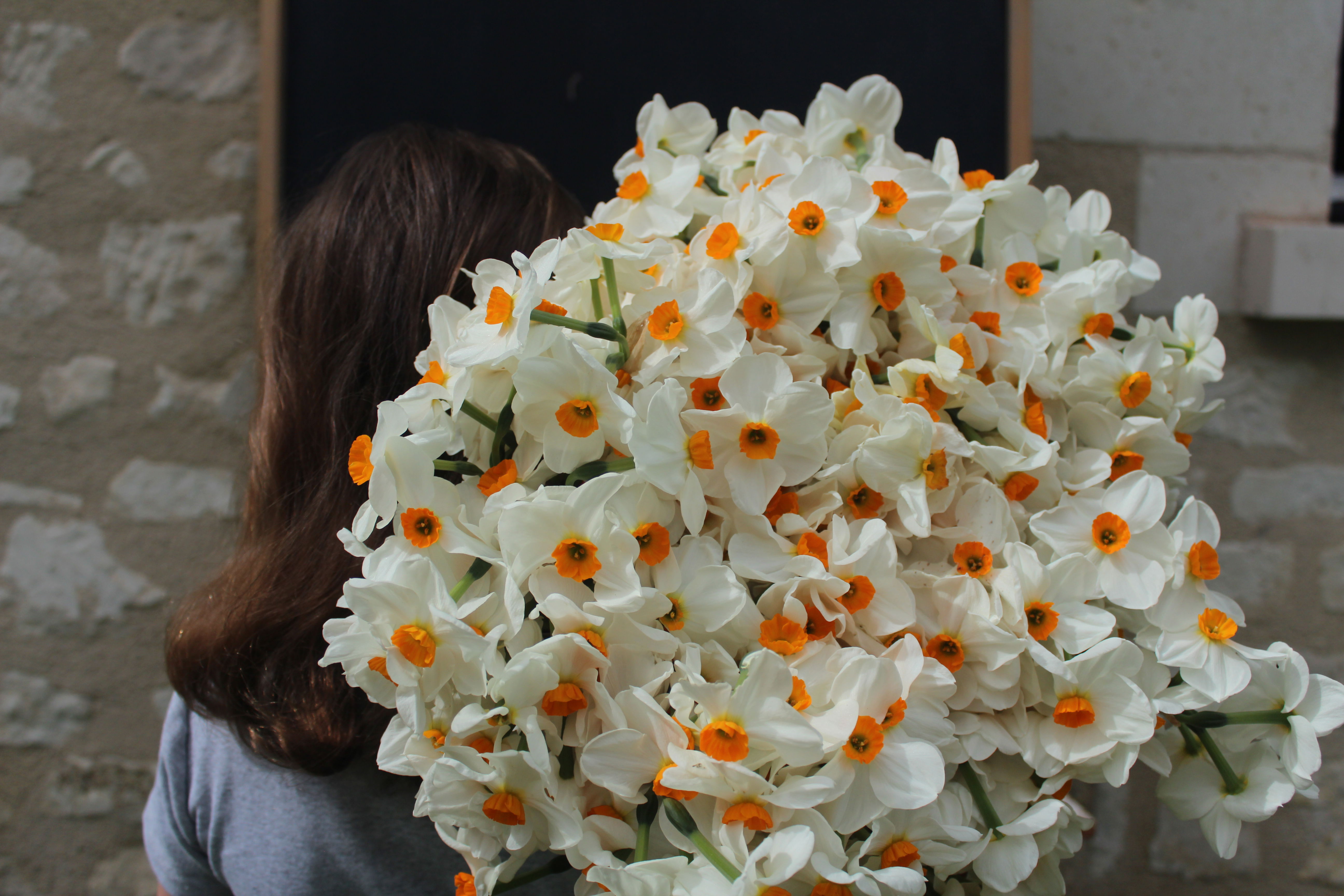 Ellen, ma fille avec un bouquet de narcisses Géranium (2024)