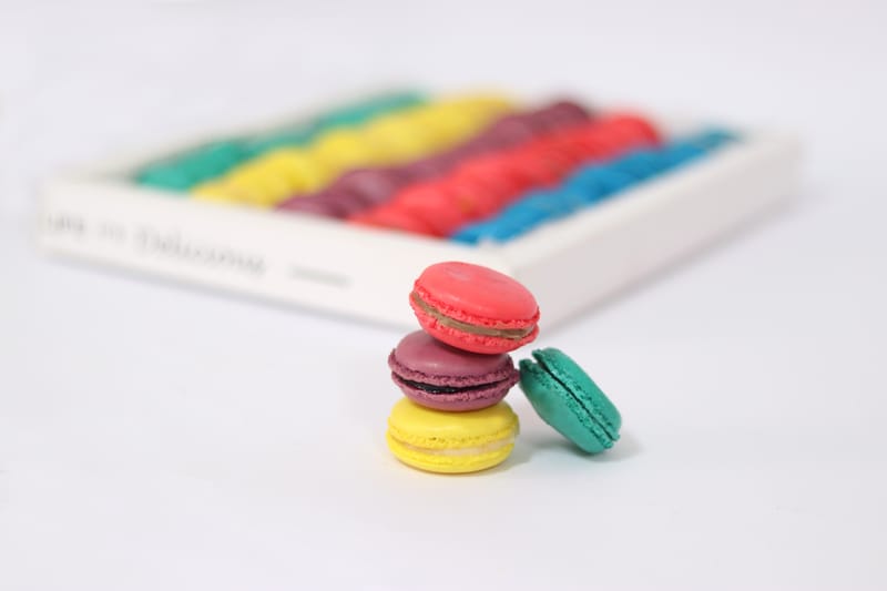 מגש אירוח מקרונים