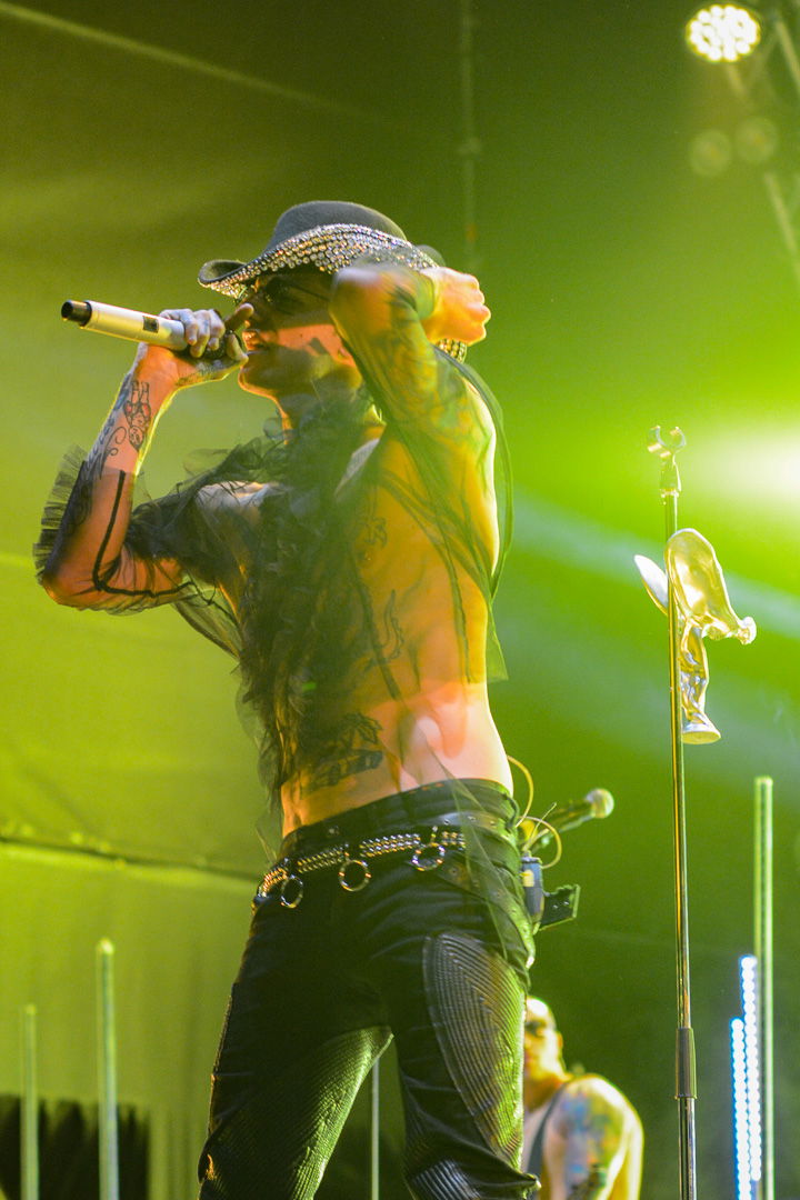 Achille Lauro live Gru Village