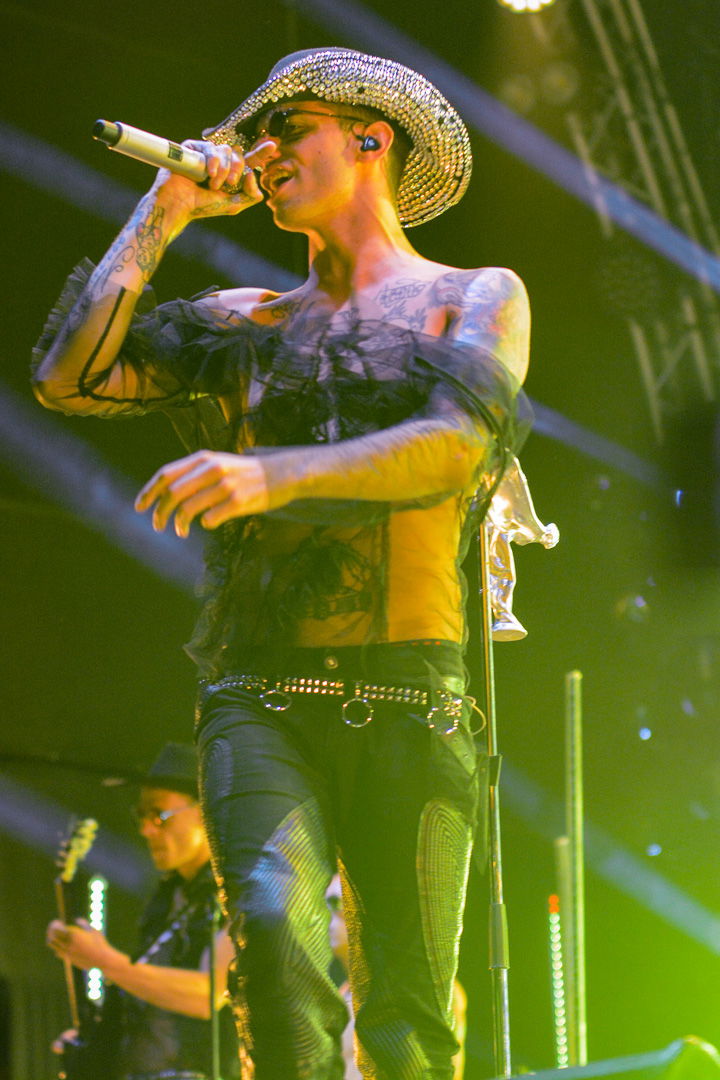 Achille Lauro live Gru Village