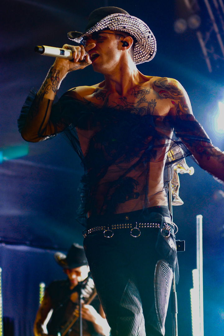 Achille Lauro live Gru Village