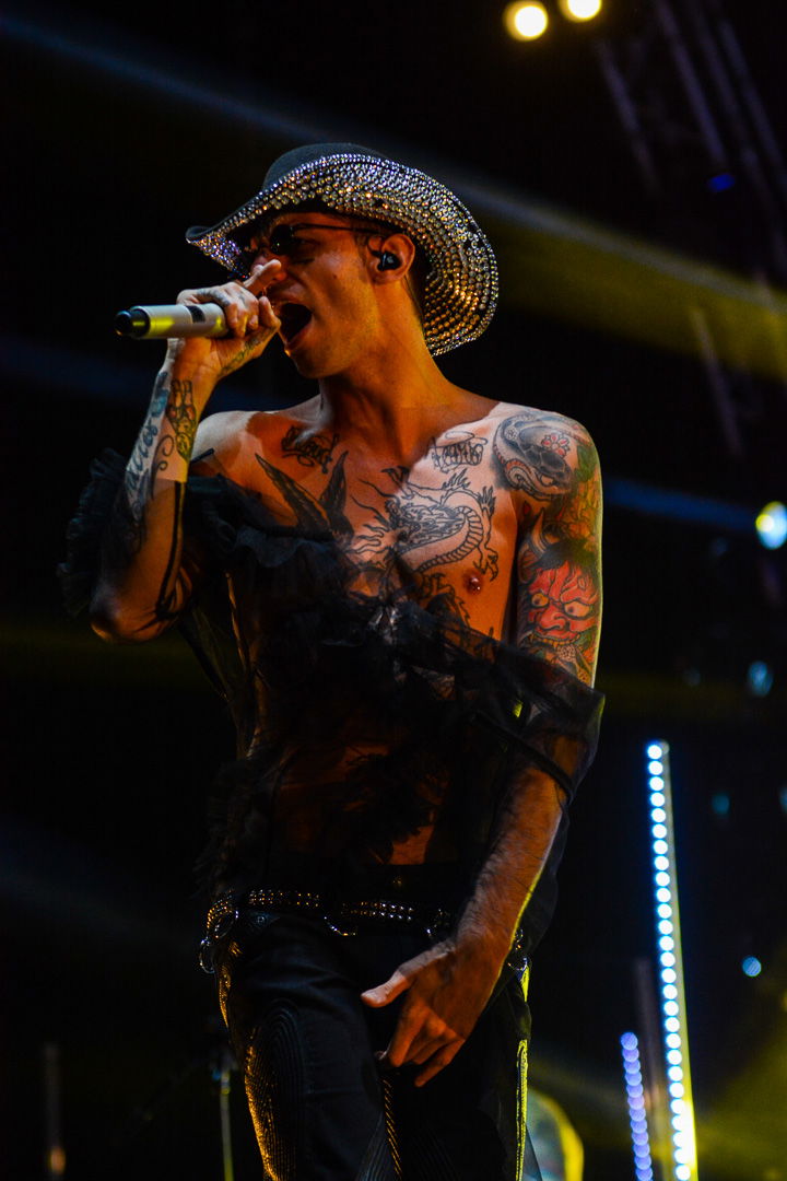 Achille Lauro live Gru Village