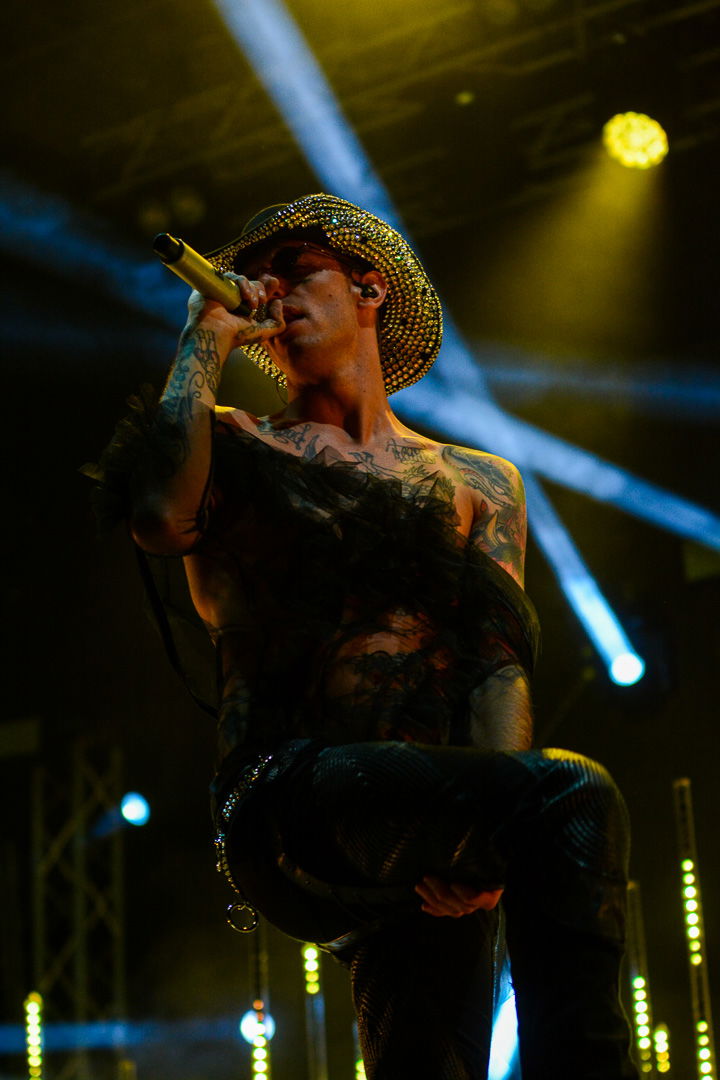 Achille Lauro live Gru Village