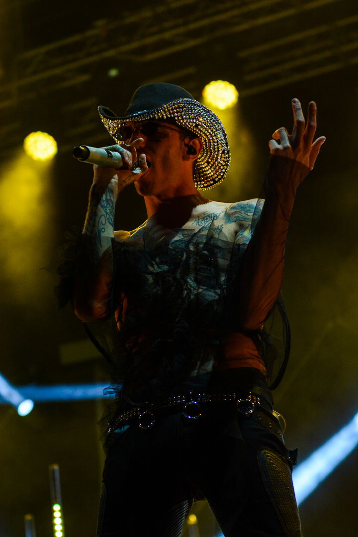 Achille Lauro live Gru Village